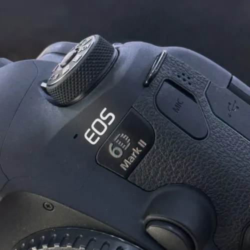 Canon 6D MARK II boitier nu état comme neuf avec batterie et chargeur