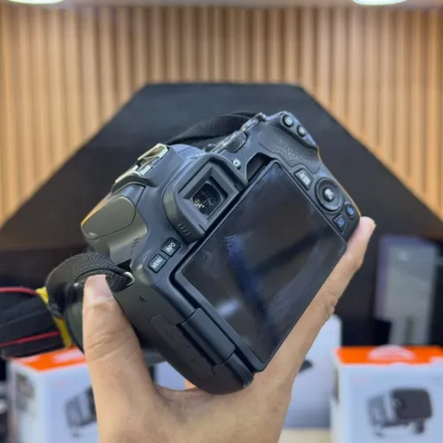 Canon 250D avec 18-55mm en excellent état batterie et chargeur