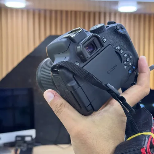 Canon 750D avec 18-55mm en excellent état batterie et chargeur