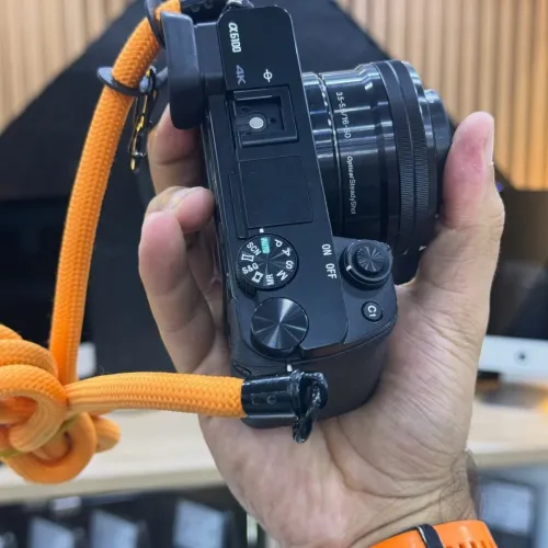 Sony A6100 avec 16-50mm en excellent état batterie et chargeur