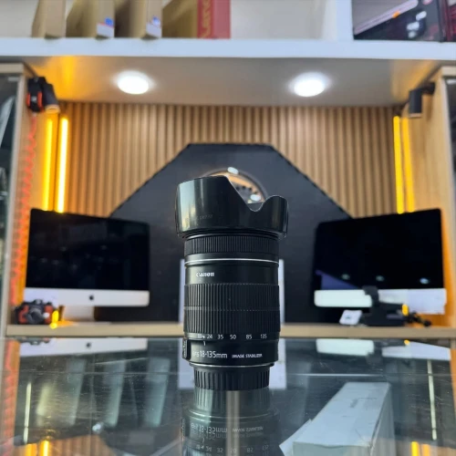 Objectif Canon 18-135mm F3.5-5.6en excellent état avec bouchons