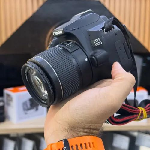 Canon 250D avec 18-55mm comme neuf avec batterie et chargeur