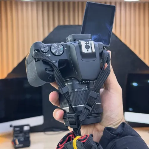 Canon 250D avec 18-55mm STM en excellent état batterie et chargeur