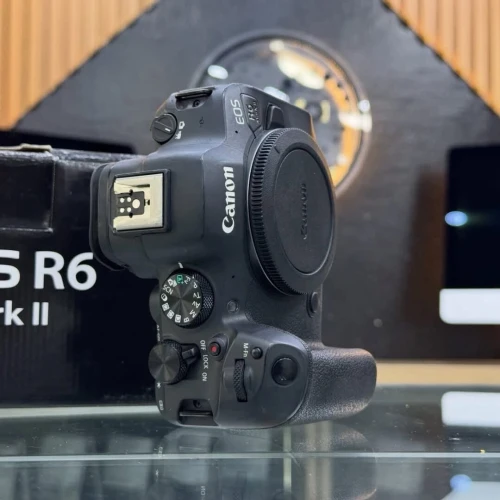 Canon R6 MARK II boitier nu en excellent état batterie et chargeur