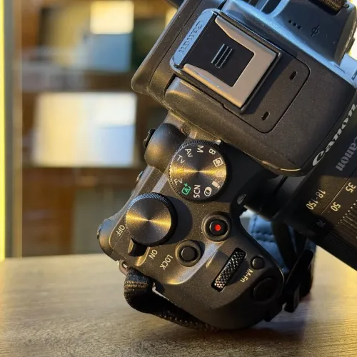Canon r10 avec 18-150 dans un excellent état comme neuf avec batterie et chargeur