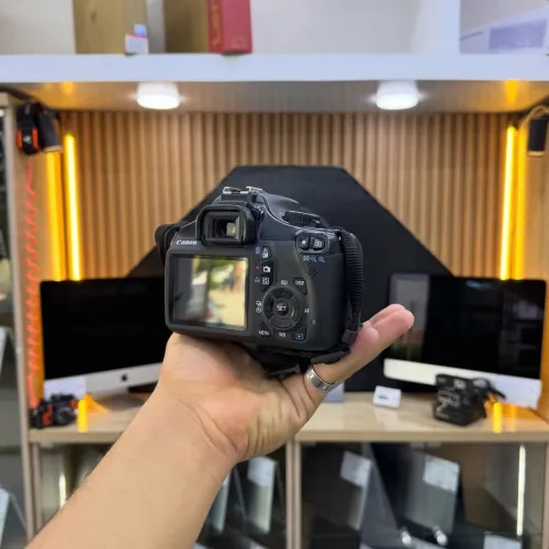 CANON 1100D avec 18-55mm F3.5-5.6 MARK III en excellent état batterie et chargeur