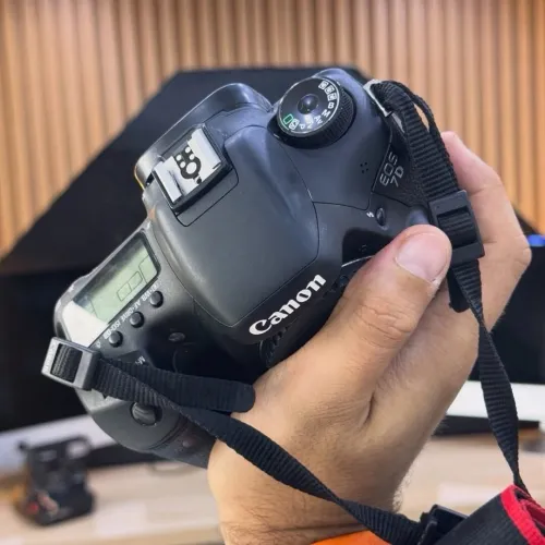 Canon 7D boitier nu en excellent état batterie et chargeur