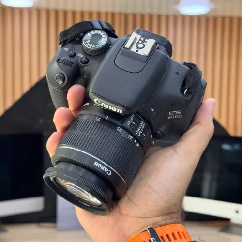 Canon 600D avec 18-55mm en excellent état batterie et chargeur