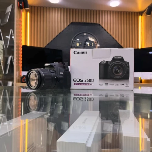 Canon 250D avec 18-55mm comme neuf avec batterie et chargeur