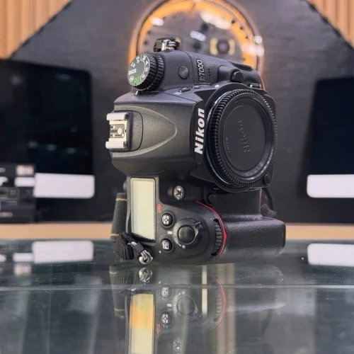 Nikon D7000 boitier nu en excellent état batterie et chargeur