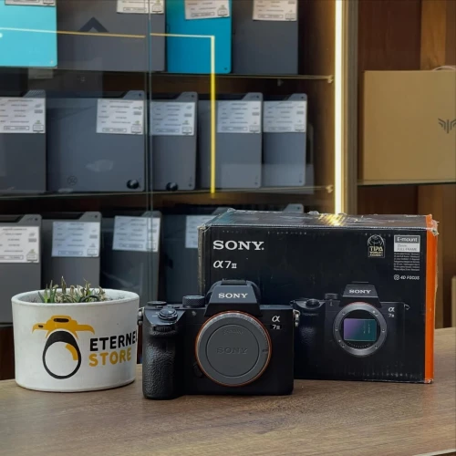 SONY A7 III boitier nu en excellent état batterie et chargeur