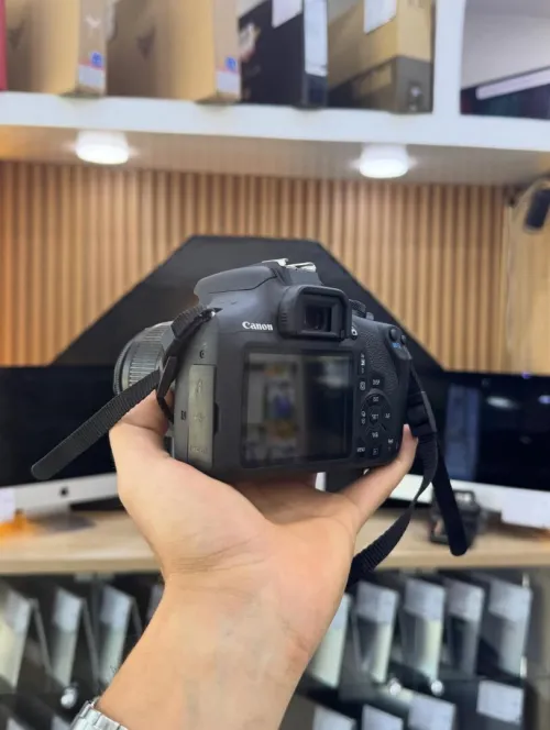 Canon 2000D avec 18-55mm en excellent etat comme neuf avec batterie chargeur