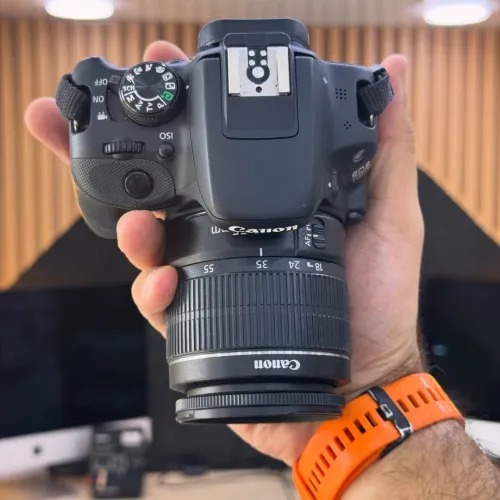 Canon 100D avec 18-55mm en excellent état batterie et chargeur