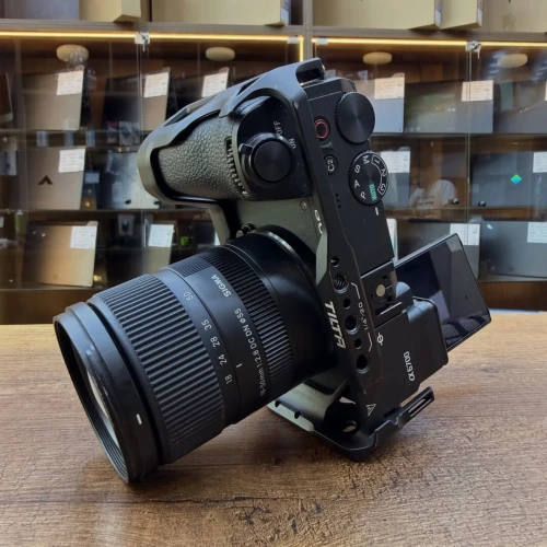 Sony a6700 nu en excellent etat avec batterie chargeur plus un cage TILTA ( 20k de click )