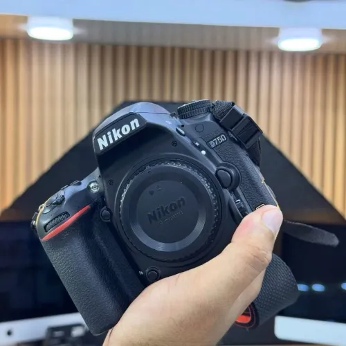 Nikon D750 boitier nu en excellent état avec batterie et chargeur