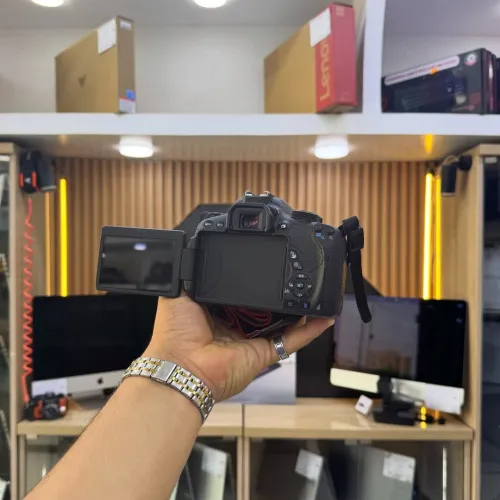 CANON 700D avec 18-55mm F3.5-5.6 en excellent état avec batterie et chargeur
