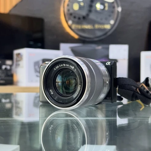 Sony NEX-5 avec 18-55mm oss en excellent état batterie et chargeur