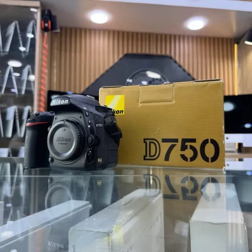 Nikon D750 boitier nu en excellent état avec batterie et chargeur