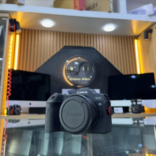 Canon R8 boitier Nu en excellent état avec batterie et chargeur