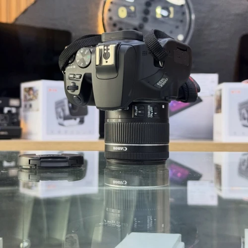 Canon 250D avec 18-55mm en excellent état batterie et chargeur