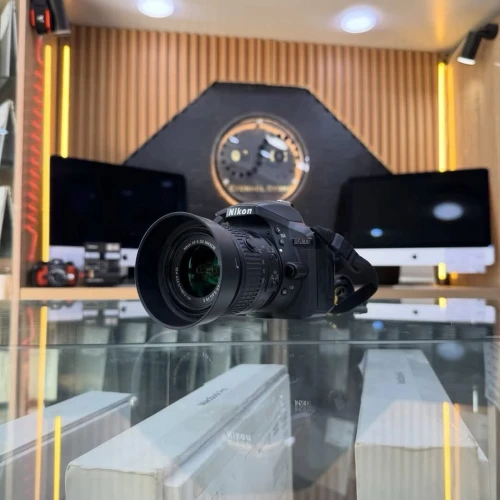 Nikon D5300 avec 18-55mm en excellent état batterie et chargeur