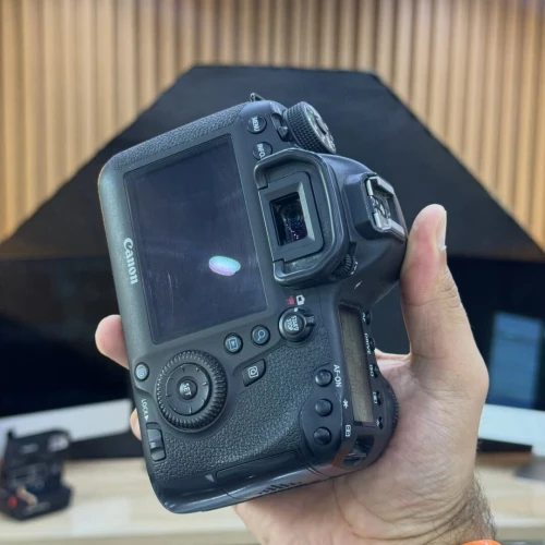 Canon 6D MARK II boitier nu en excellent état batterie et chargeur