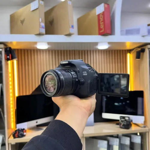 Canon 700D avec 18-55mm F3.5-5.6 II en excellent état batterie et chargeur
