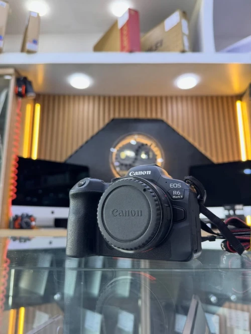 Canon R6 Mark II boitier Nu en excellent état avec batterie et chargeur