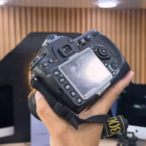 Nikon D300S avec 16-85mm en très bon état batterie et chargeur