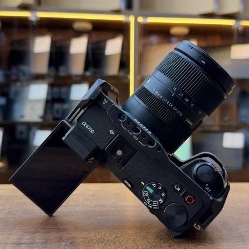 Sony a6700 nu en excellent etat avec batterie chargeur plus un cage TILTA ( 20k de click )