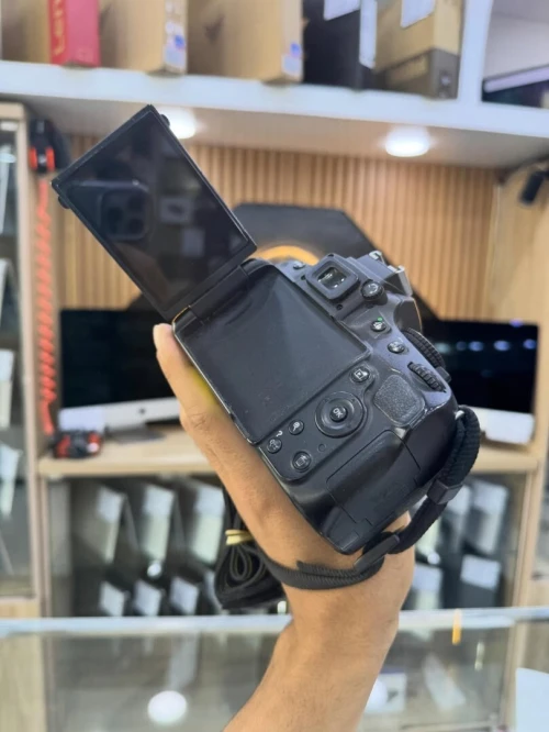 Nikon D5100 avec objectif 18-55 en excellent état batterie et chargeur