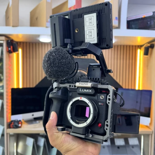 CINEMA RIG LUMIX S1H Boîtier avec Cage Tilta , Bague Sigma MC21 EF mount Moniteur FEELOWORLD F7 Pro avec Batterie