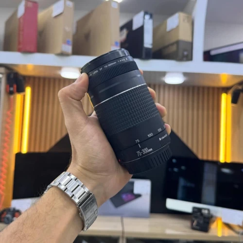 Objectif canon 75-300mm 1:4-5.6 MARK III en excellent état.