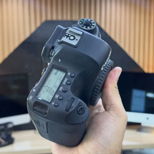 Canon 6D MARK II boitier nu en excellent état batterie et chargeur