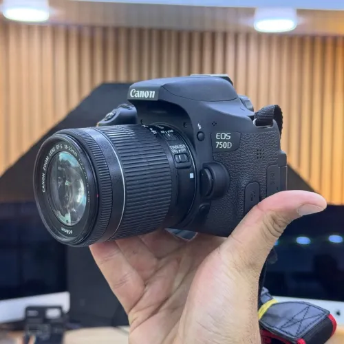 Canon 750D avec 18-55mm en excellent état batterie et chargeur