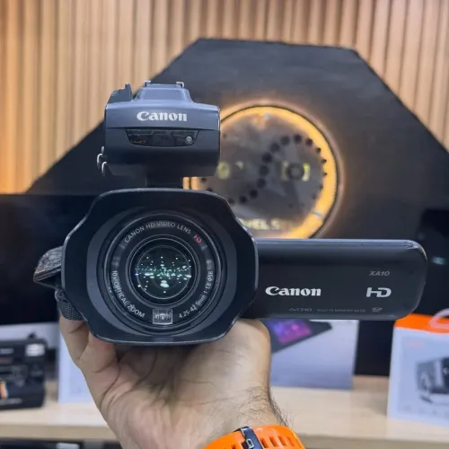 Canon XA10 avec batterie et chargeur