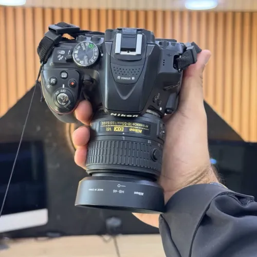 Nikon D5300 avec 18-55mm en excellent état batterie et chargeur