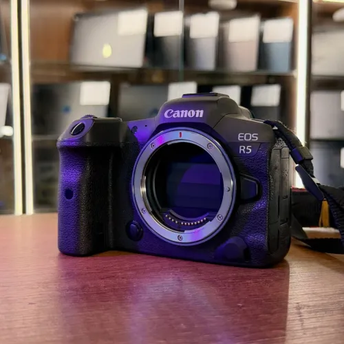 Canon R5 nu en excellent état batterie et chargeur