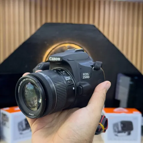 Canon 250D avec 18-55mm en excellent état batterie et chargeur