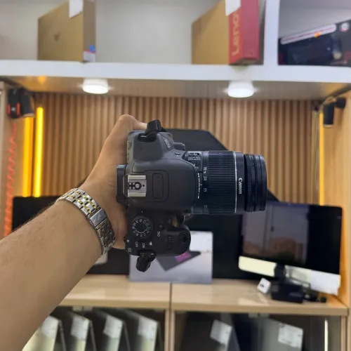 CANON 700D avec 18-55mm F3.5-5.6 en excellent état avec batterie et chargeur