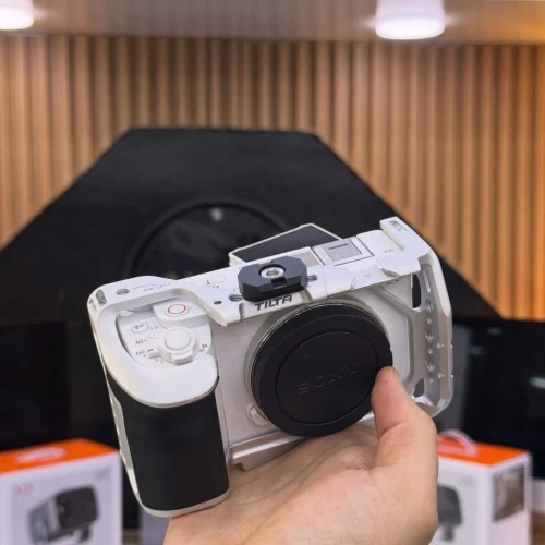 Sony ZV-E1 boitier nu en excellent état batterie et chargeur + cage tilta