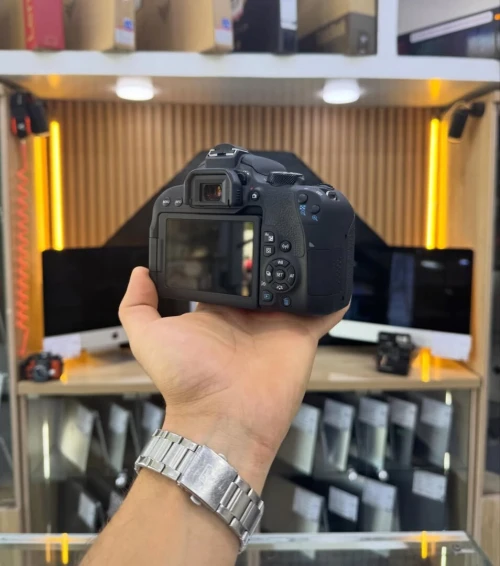 Canon 800D avec 18-55mm en excellent etat comme neuf avec batterie chargeur