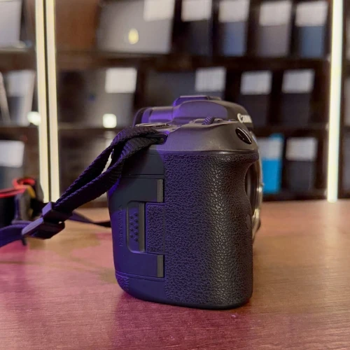 Canon R5 nu en excellent état batterie et chargeur