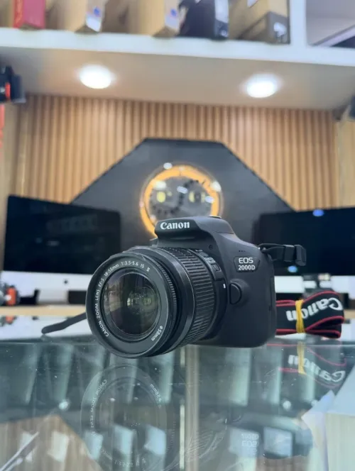 Canon 2000D avec 18-55mm en excellent etat comme neuf avec batterie chargeur