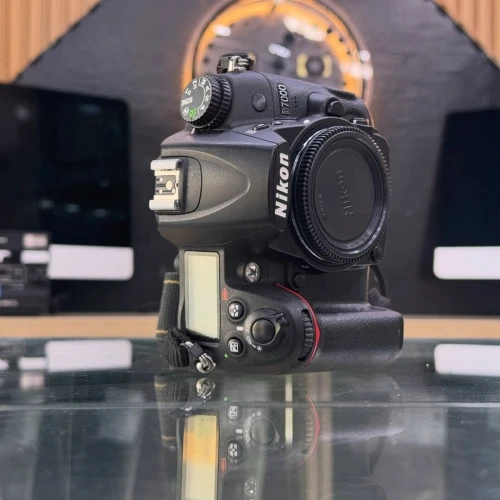 Nikon D7000 boitier nu en excellent état batterie et chargeur