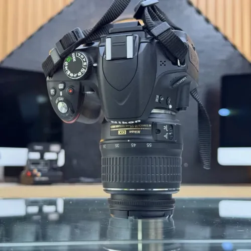Nikon D3200 avec 18-55mm en excellent état comme neuf batterie et chargeur