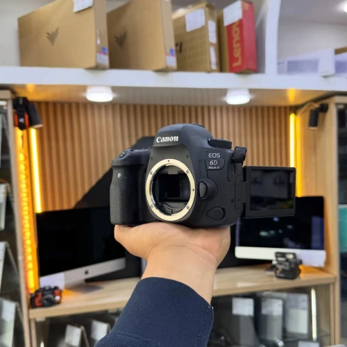 Canon 6D Mark II boitier nu en excellent état batterie et chargeur