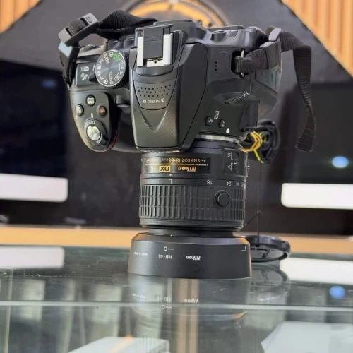 Nikon D5300 avec 18-55mm en excellent état batterie et chargeur