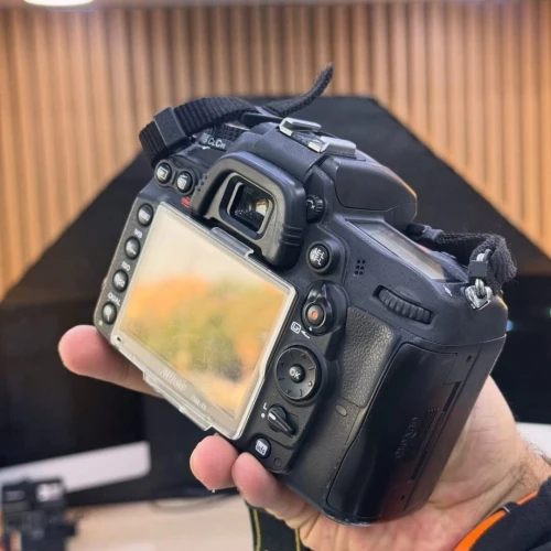Nikon D7000 boitier nu en excellent état batterie et chargeur