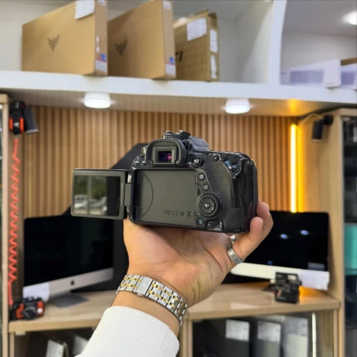 Canon 80D boitier nu en excellent état batterie et chargeur